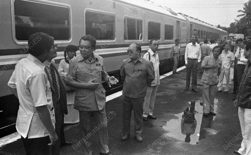KL08_03032015_KERETA_API