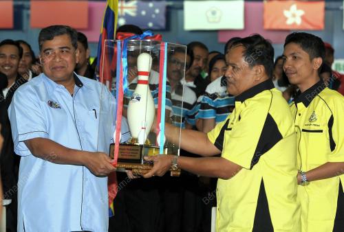 KL08_05072013_BOWLING_POLIS