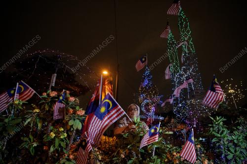 DEKORASI LAMPU HIASAN JALUR GEMILANG
