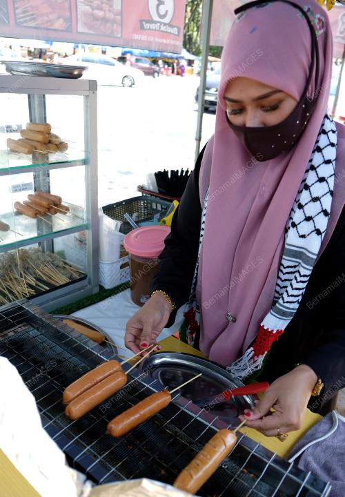 PENIAGA SATE IKAN