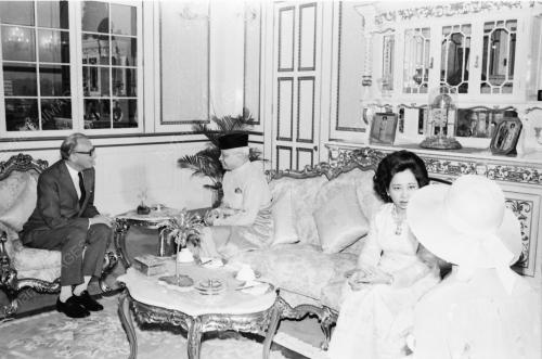 Lord Carrington mengadap Agong