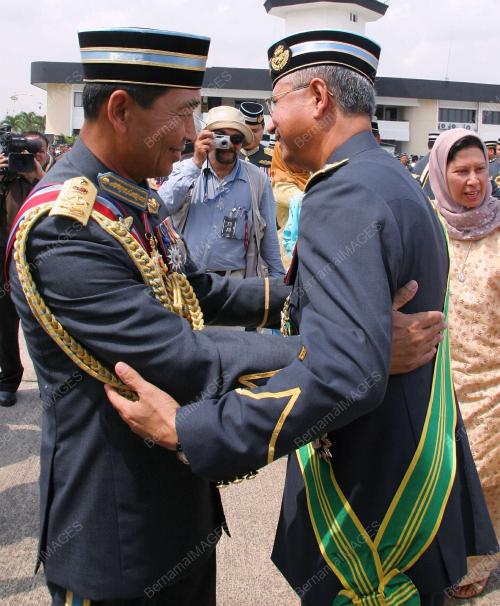 TAN SRI NIK ISMAIL NIK MOHAMED
