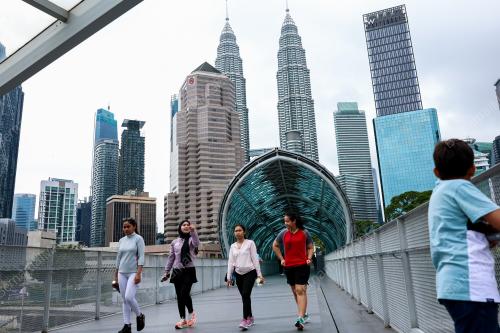 TINJAUAN PELANCONG TEMPATAN DAN LUAR NEGARA