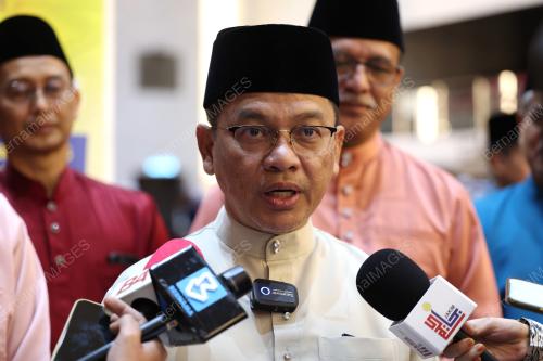 SENATOR DATUK DR MOHD NA'IM MOKHTAR
