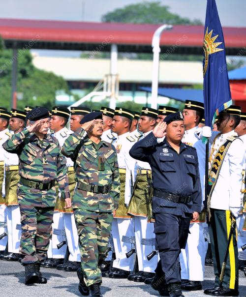 TUANKU MUHRIZ TUANKU MUNAWIR