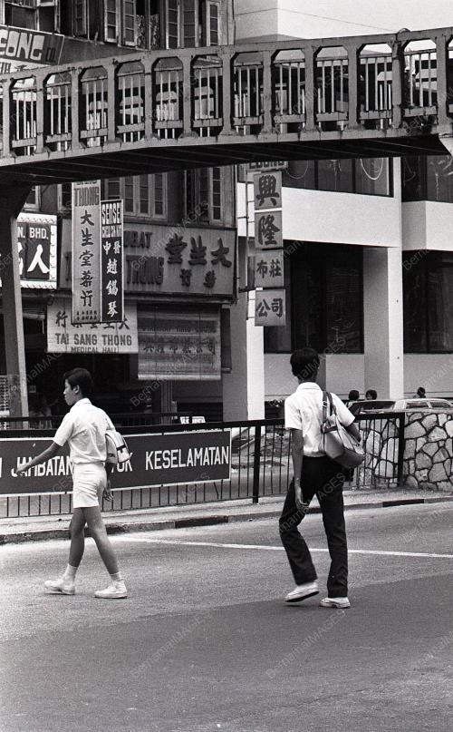 MELINTAS JALAN