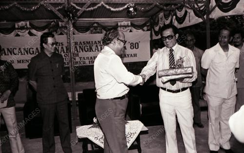 MENTERI KEMAJUAN TANAH DAN WILAYAH
