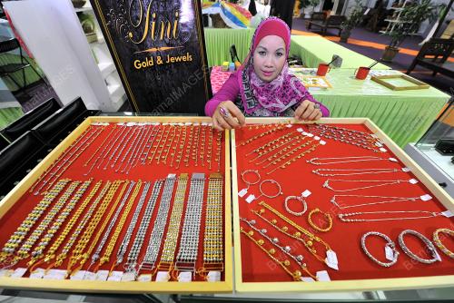 KL08_11082013_GOLD_n_JEWELS