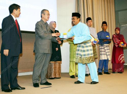 TUN ABDULLAH AHMAD BADAWI