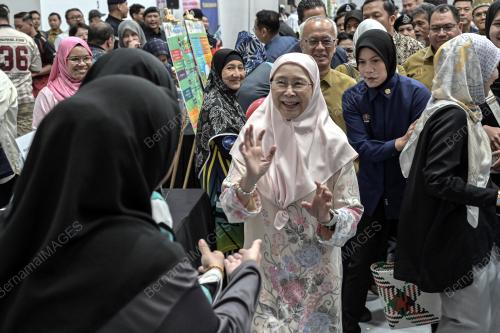 DATUK SERI DR WAN AZIZAH WAN ISMAIL