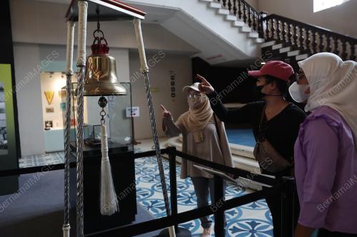 PAMERAN 100 TAHUN TROFI HMS MALAYA