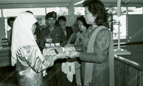 NAPSIAH OMAR SAMPAI BUNGKUSAN KUIH RAYA KEPADA BALU FRU