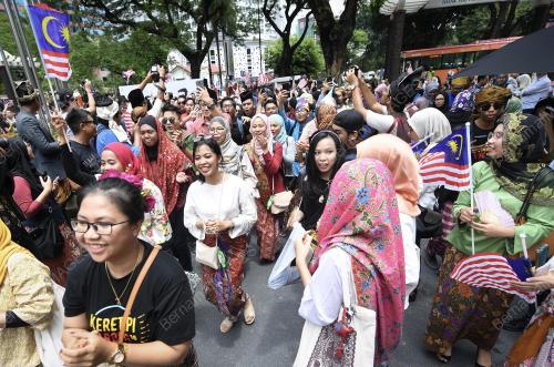 KL08_16092018_SARONG