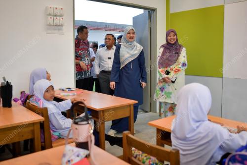 FADHLINA SIDEK