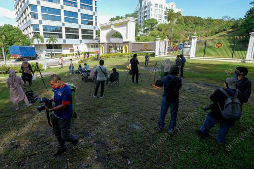 PENGAMAL MEDIA BERKUMPUL DI PERKARANGAN DI PINTU ISTANA 2