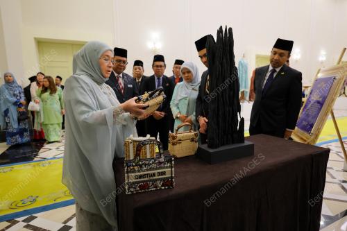 TUNKU AZIZAH AMINAH MAIMUNAH ISKANDARIAH
