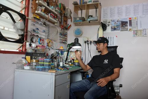 JURUTEKNIK BERKARYA MELALUI KERETA MINIATUR BERSKALA 1:64