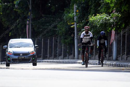 BERBASIKAL JALAN RAYA
