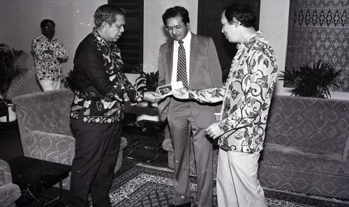DR. MAHATHIR MOHAMAD