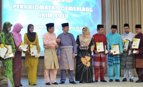 TUN ABDULLAH AHMAD BADAWI