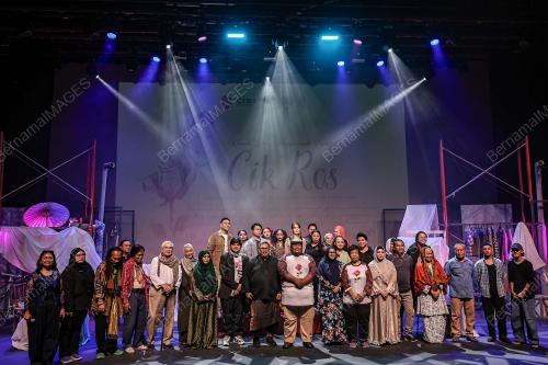 PEMENTASAN TEATER CIK ROS