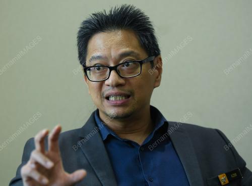 DR AZMI SHAROM