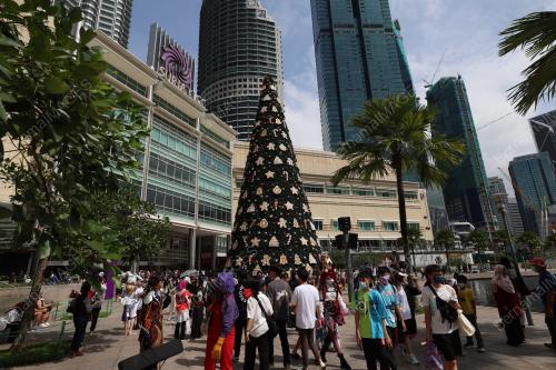POKOK KRISMAS GERGASI