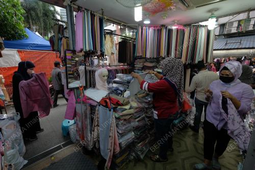 TINJAUAN ORANG RAMAI MEMBUAT PERSIAPAN HARI RAYA