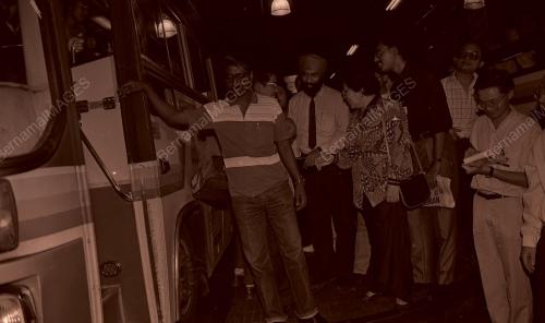 ZALEHA ISMAIL LAWAT STESYEN BAS PUDURAYA