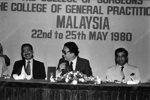 MENTERI KESIHATAN MENGHADIRI MEYUARAT