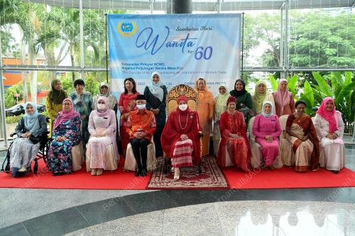 TUNKU AZIZAH AMINAH MAIMUNAH ISKANDARIAH