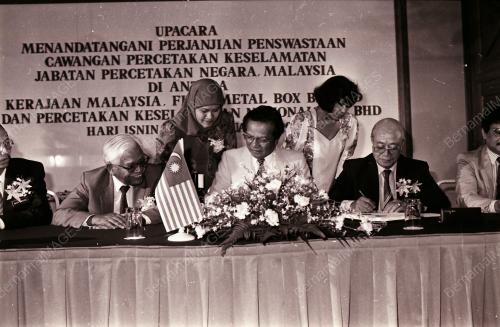 MENANDATANGANI PERJANJIAN