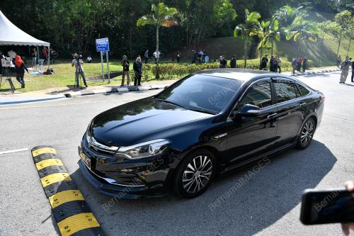 AHLI PARLIMEN MEMASUKI PERKARANGAN ISTANA