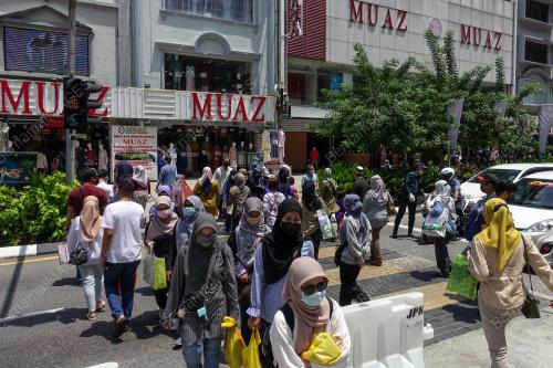KEMERIAHAN ORANG RAMAI DI JALAN TAR