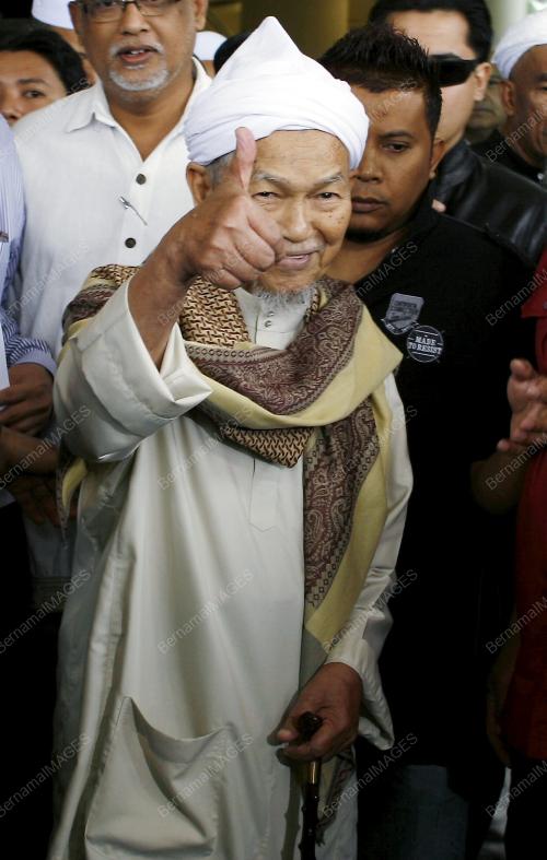 NIK ABDUL AZIZ NIK MAT