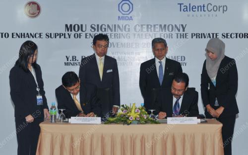DATUK SERI MUSTAPA MOHAMED
