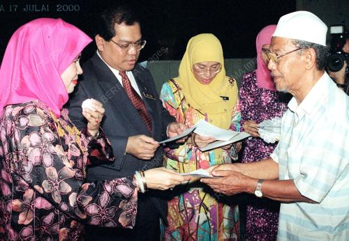 KL09-17_07_2000_BANTUAN_BANJIR_17072000