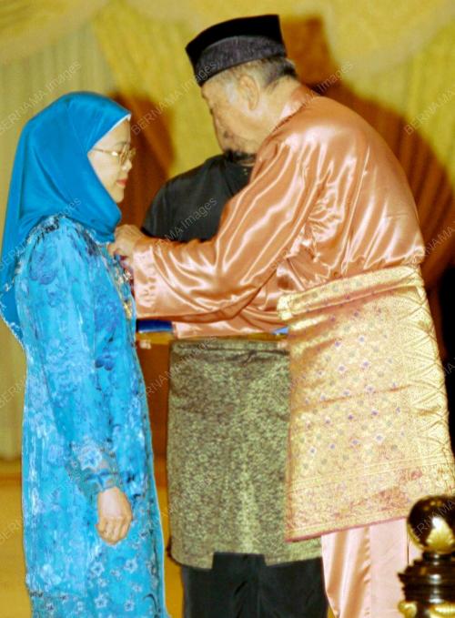 AGONG -ISTIADAT PENGURNIAAN