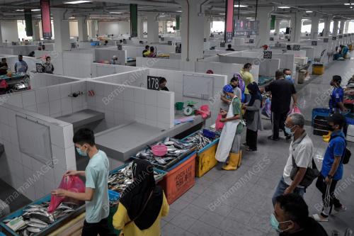 PENIAGA DI PASAR HARIAN SELAYANG