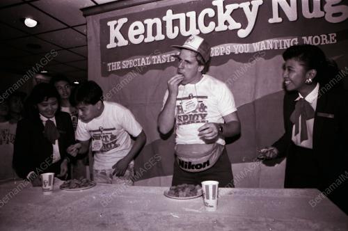 PERTANDINGAN MAKAN KENTUCKY NUGGETS