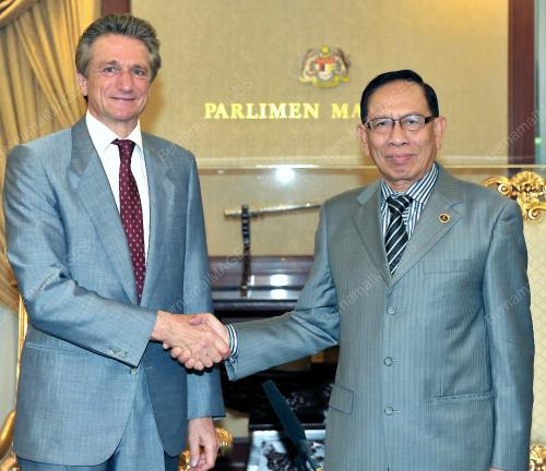 TAN SRI ABU ZAHAR UJANG