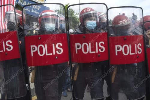 ANGGOTA PASUKAN SIMPANAN PERSEKUTUAN (FRU)