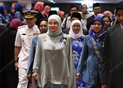 TUNKU AZIZAH AMINAH MAIMUNAH ISKANDARIAH