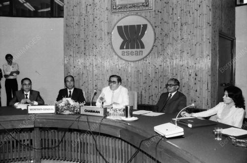 KL09_050380_ASEAN_MEETS