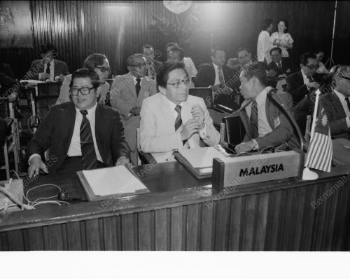 DATUK HUSSEIN PRESIDES AT SIGNING OF EEC