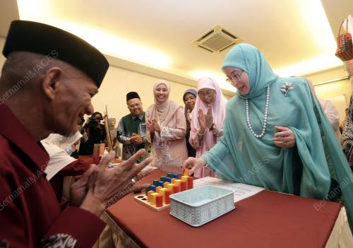 TUNKU HAJAH AZIZAH AMINAH MAIMUNAH ISKANDARIAH