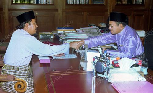 DR MAHATHIR MOHAMAD