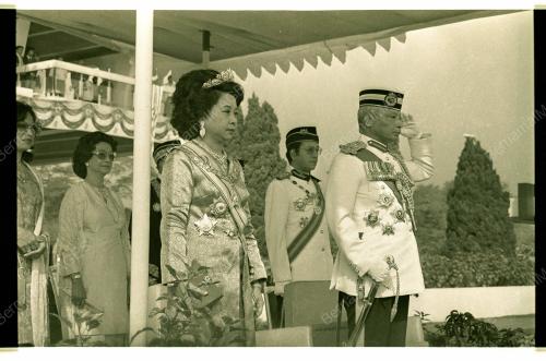 YANG DI PERTUAN AGONG MEMBUKA SESI KE 4 PERSIDANGAN PARLIMEN
