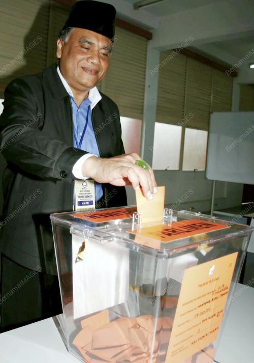 AZIZ JAMALUDIN MHD TAHIR