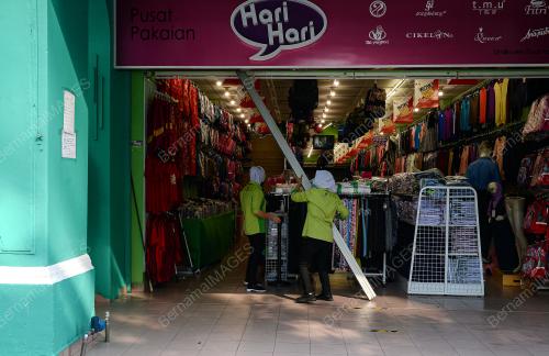 KEDAI PAKAIAN BEROPERASI